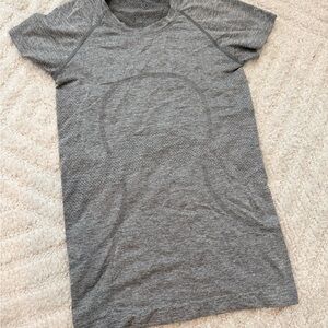 lululemon Swiftly Tech Short-Sleeve Shirt 2.0 Grey - Size 4